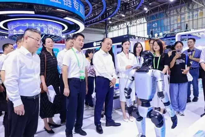 湖北省贸促会联合泰晶科技等企业组成湖北人形机器人产业链展团